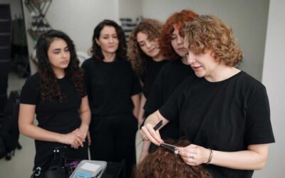 Hogyan sajátítható el a magabiztos szalonrutin egy rugalmas frizőr tanfolyam keretében?